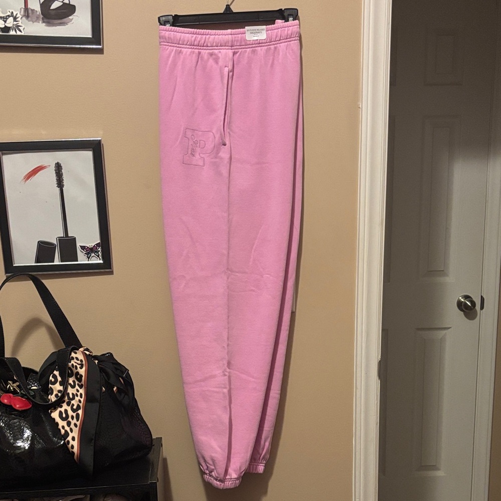 NWT VS Pink Ivy Fleece Embroidered 'P' Cozy Sweatpants